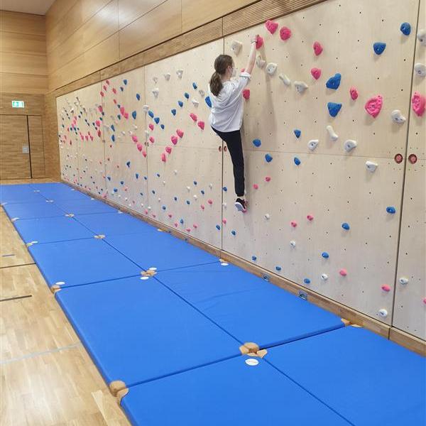 Abwechslungsreicher Sportunterricht an der Boulderwand