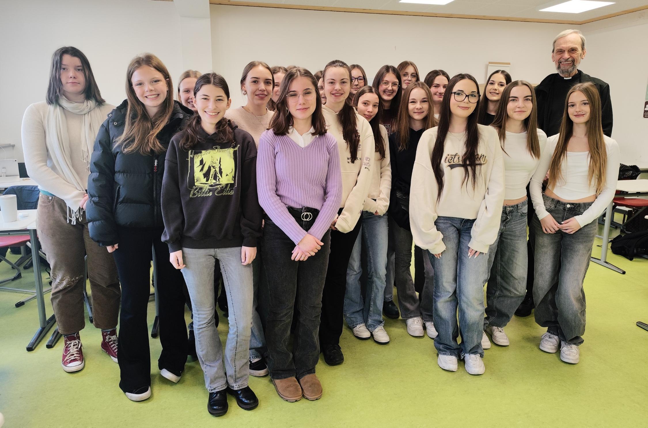 Besuch von Pater Manfred Deselaers am MWG