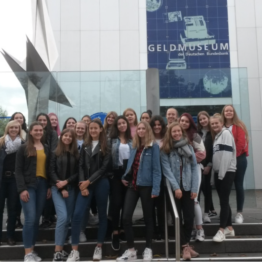 Die Klasse 10b vor dem Geldmuseum in Frankfurt am Main