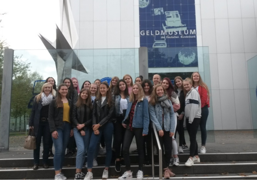 Die Klasse 10b vor dem Geldmuseum in Frankfurt am Main
