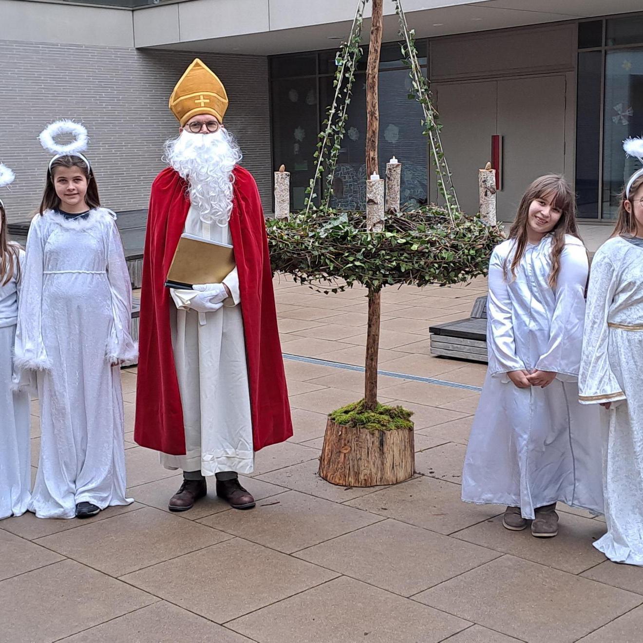 Der Nikolaus und seine Engel machen sich auf den Weg.