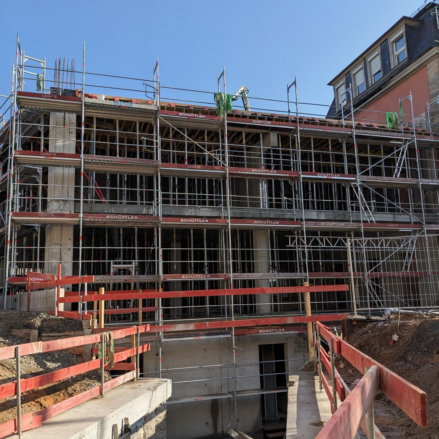 Donnerstag 6.3.2025 etwa der gleiche Blickwinkel wie 2021. Man beachte am Altbau die Wandfarbe, Erker, Schieferdach wie 2021