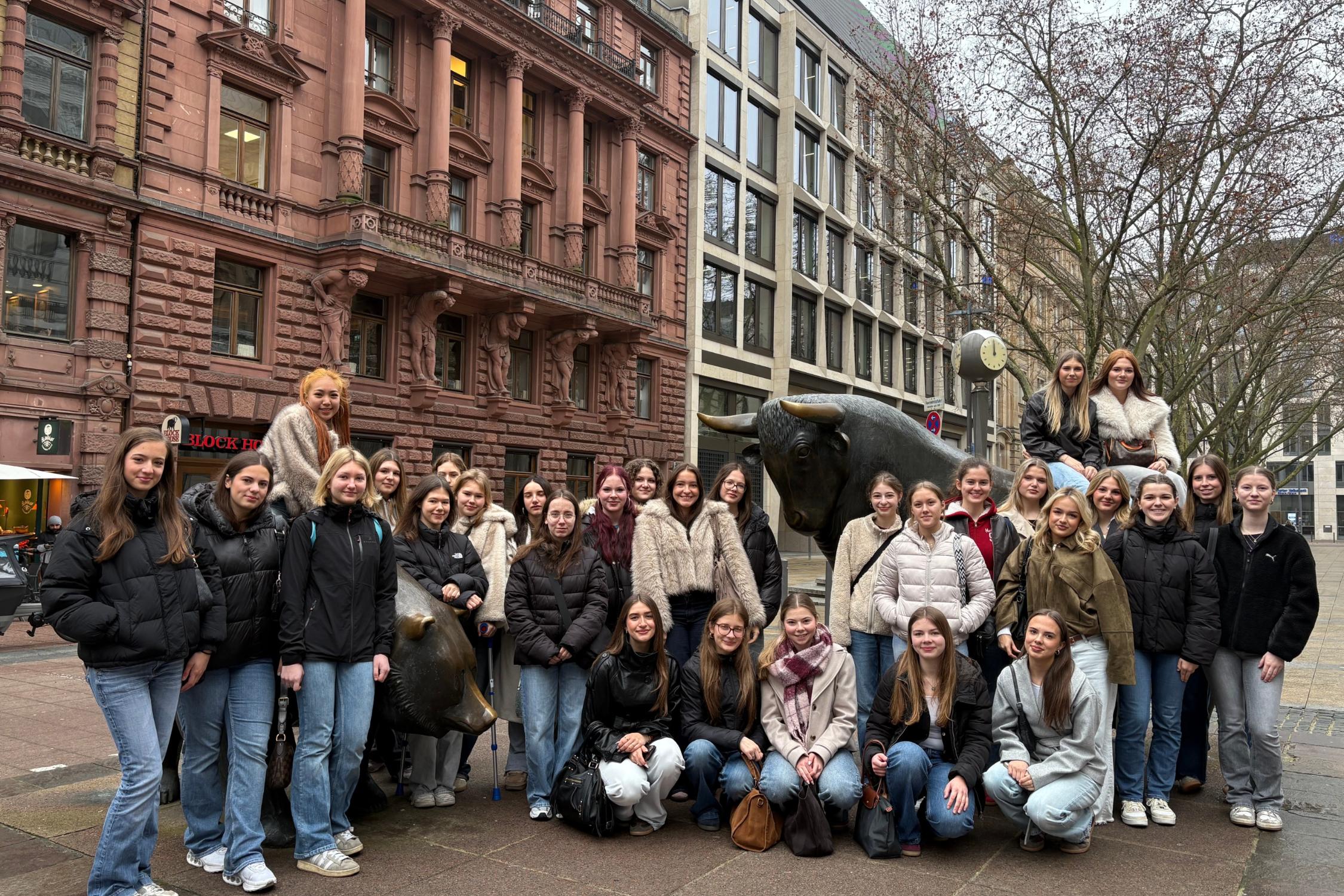 Gruppenfoto vor der Deutschen Wertpapierbörse