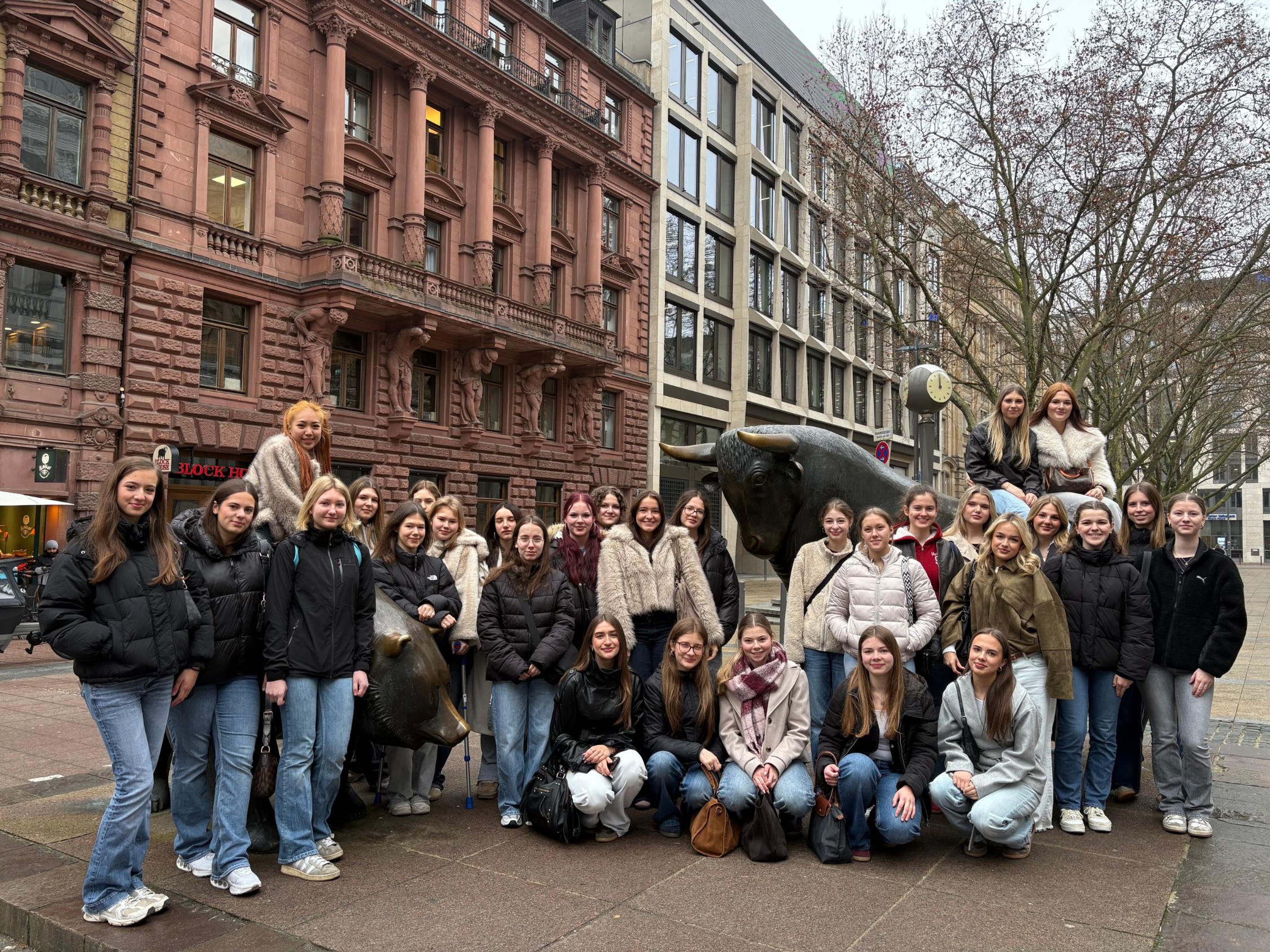 Gruppenfoto vor der Deutschen Wertpapierbörse