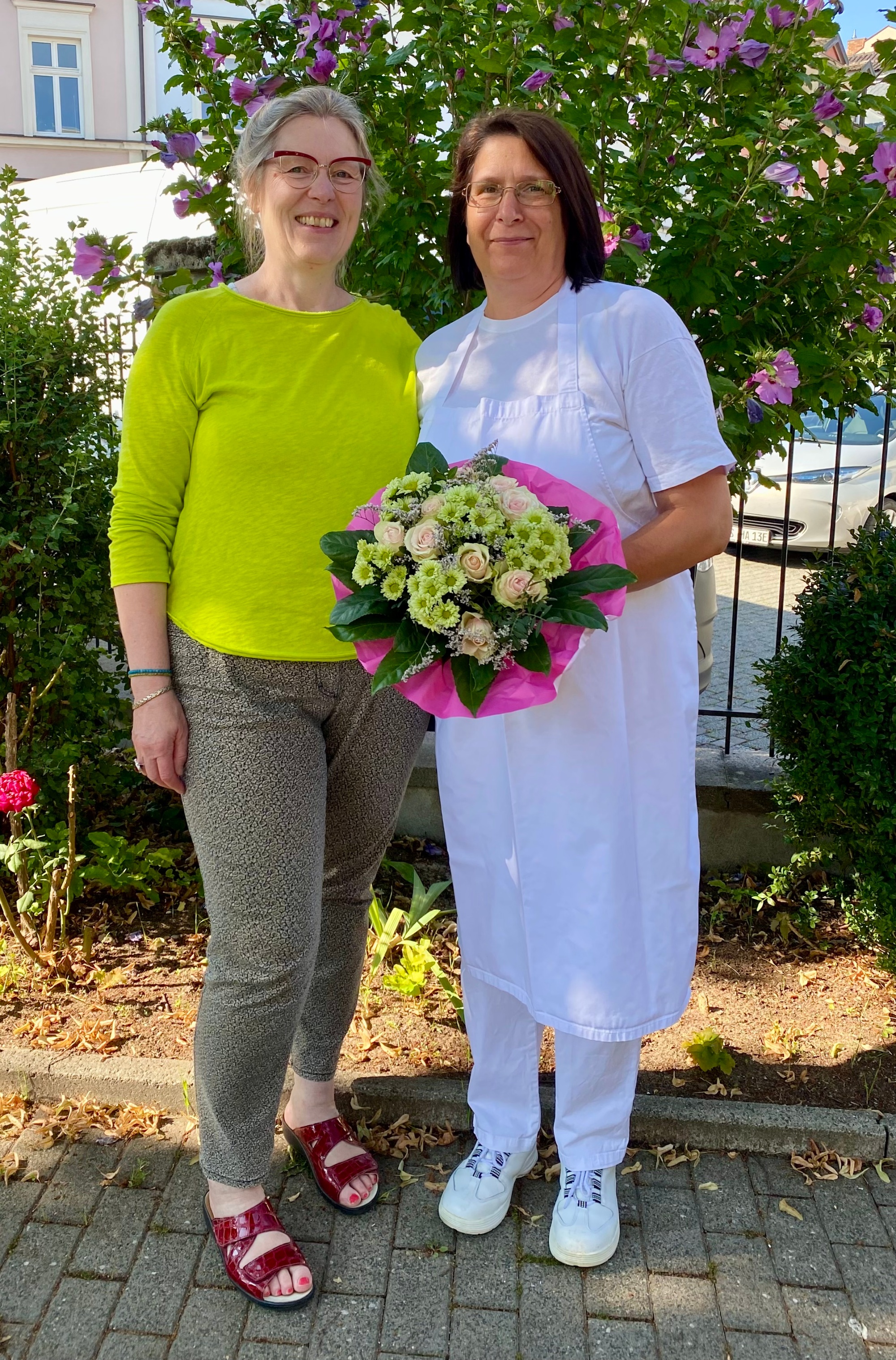 Frau Degelmann gratuliert Frau Behütuns im Namen der MAV.