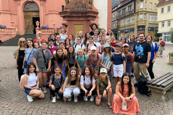 Gruppenfoto vor der Stadtpfarrkirche in Fulda