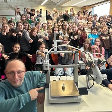 Große Freude über den neuen 3D-Drucker