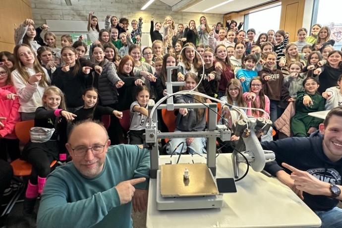 Große Freude über den neuen 3D-Drucker