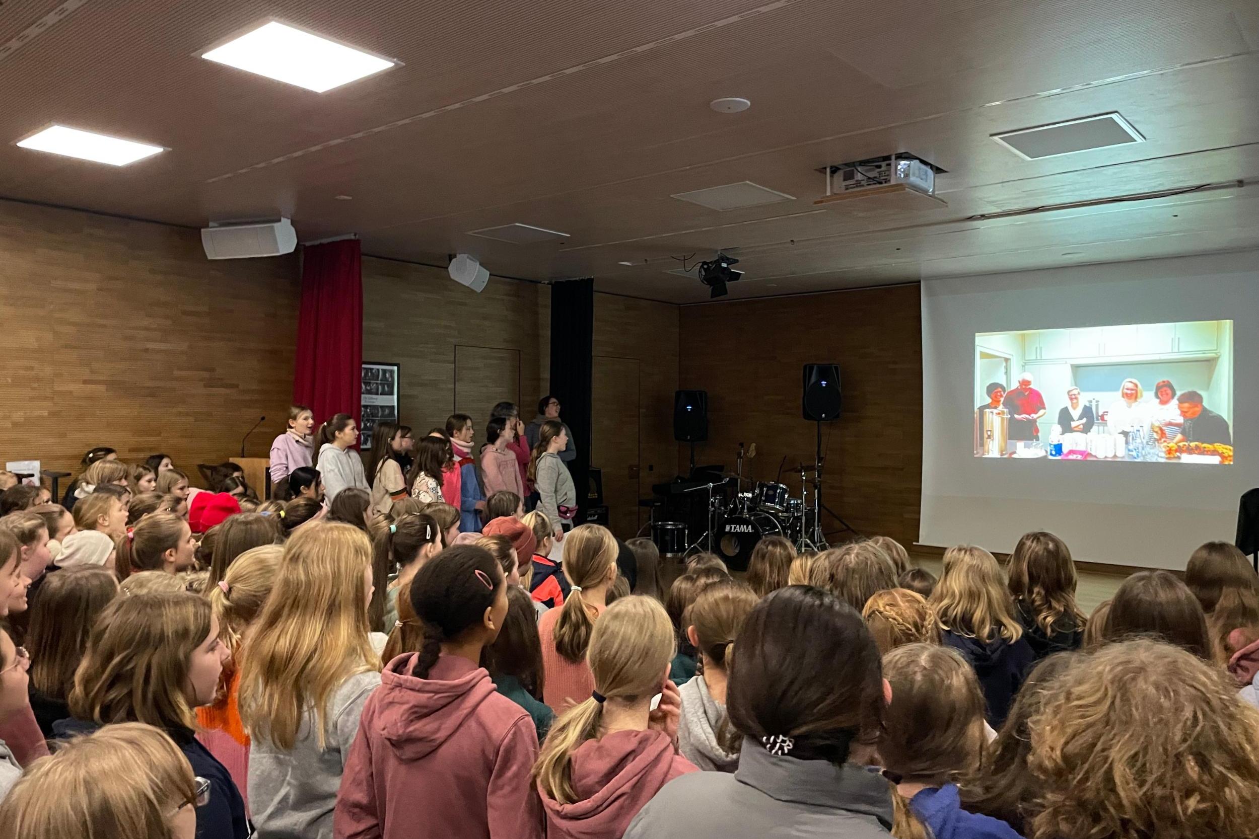 Auftakt zur Maria-Ward-Woche in der Aula