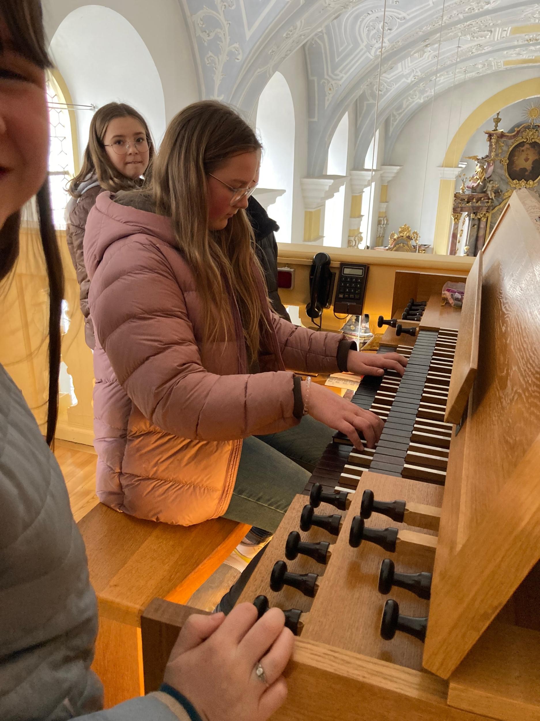 Besuch der Orgel in der Institutskirche