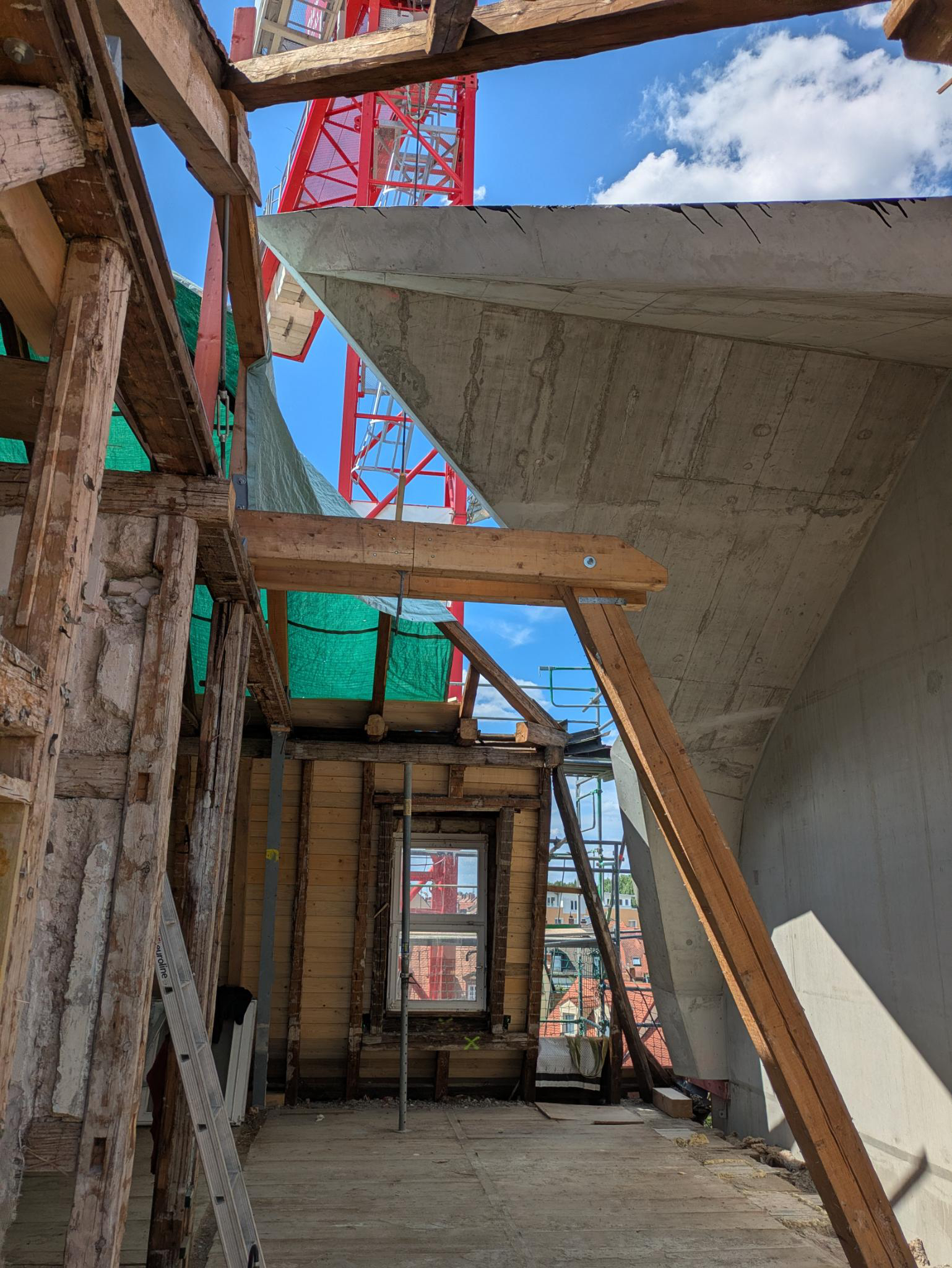 Verbindungsstelle des Daches zwischen Alt- und Neubau