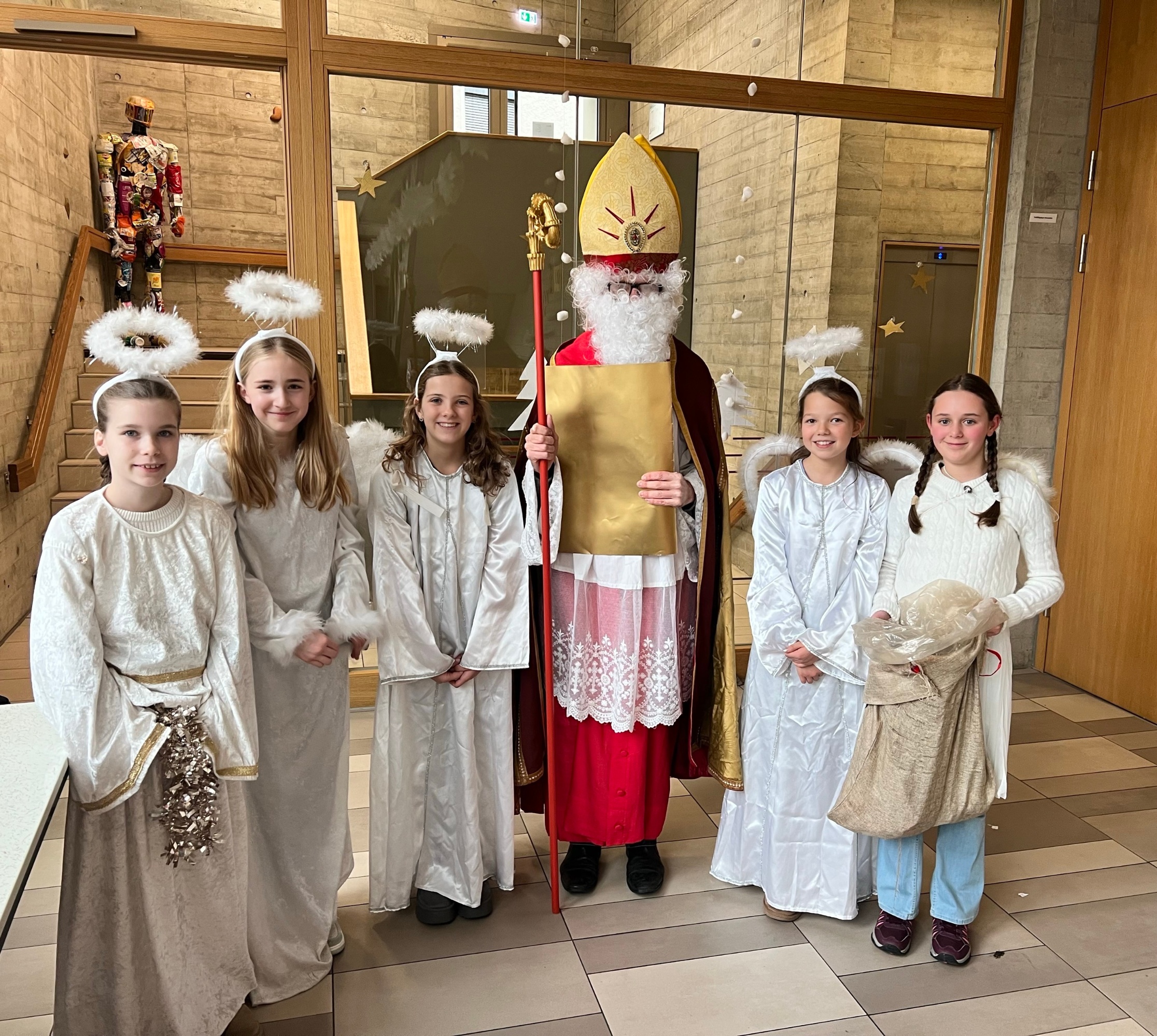 Nikolaus und seine Helferinnen