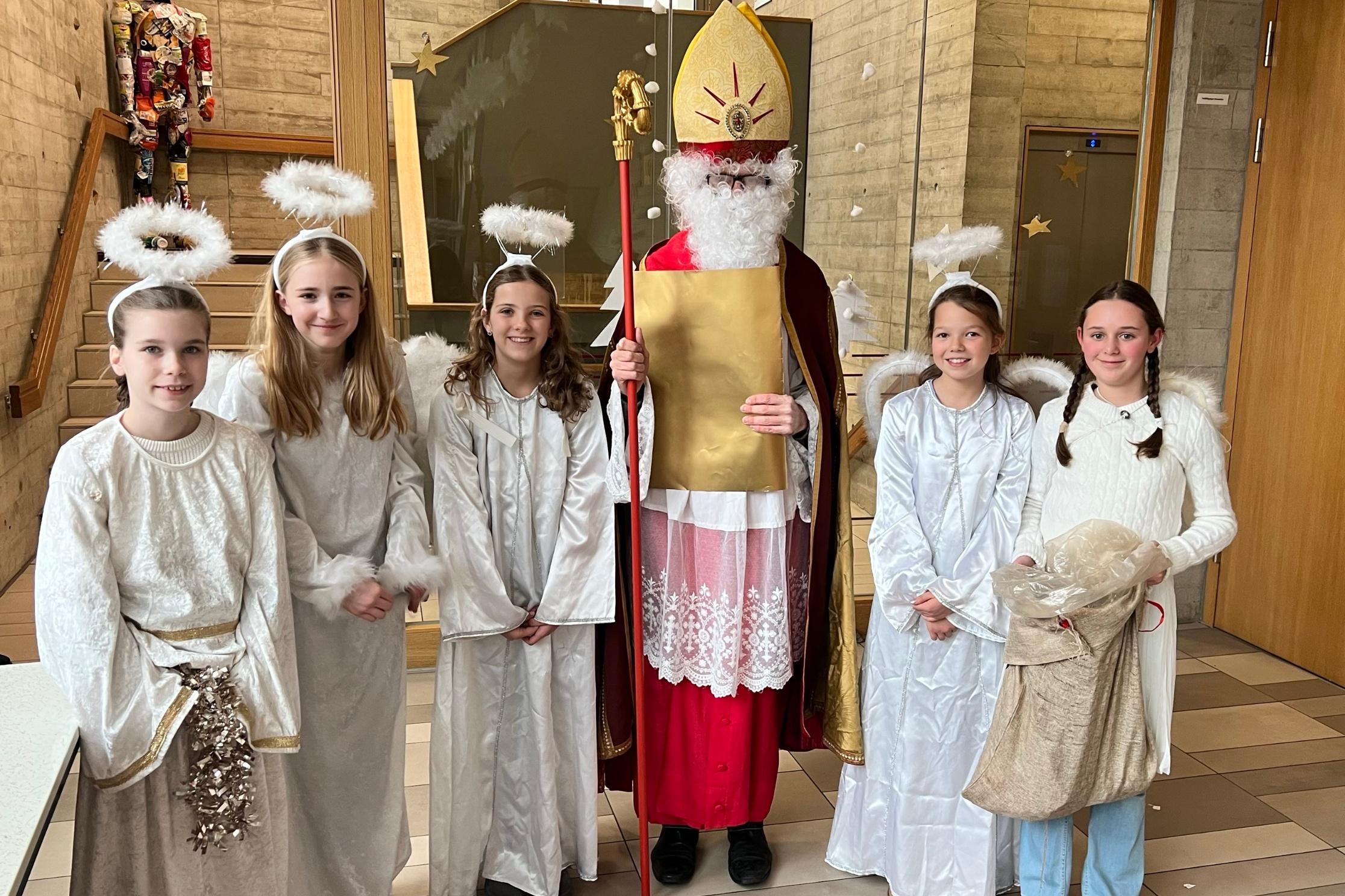 Nikolaus und seine Helferinnen