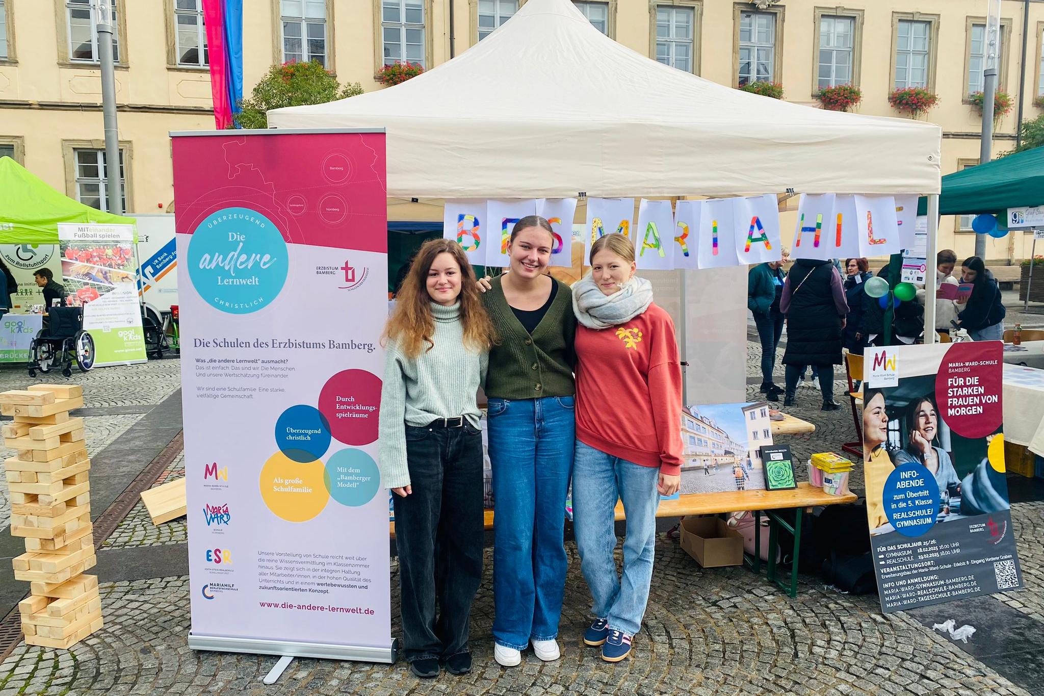 Schülerinnen des MWG auf dem Familienfest