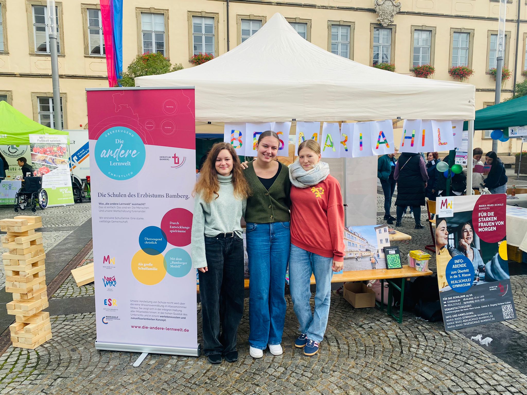 Schülerinnen des MWG auf dem Familienfest