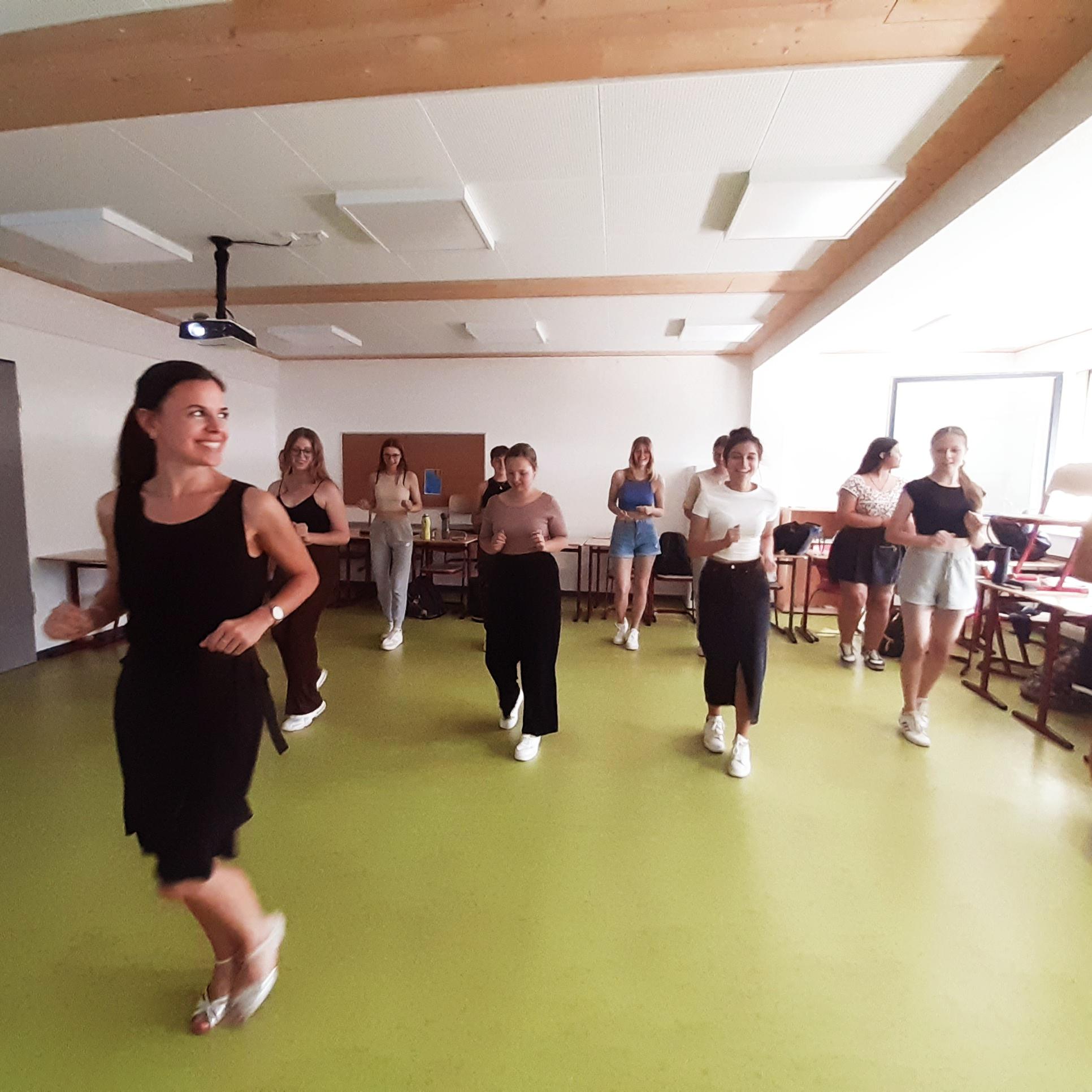 Salsa tanzen im Spanisch-Unterricht