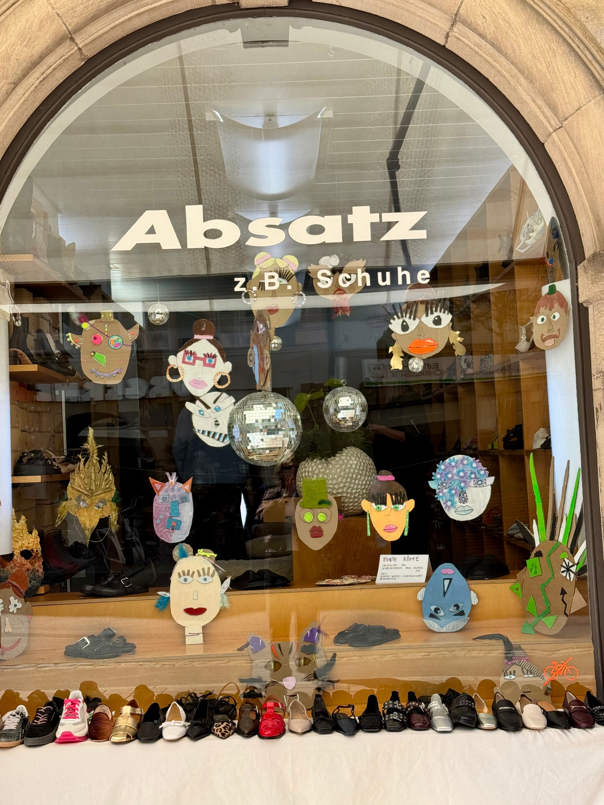 Schaufenster mit Köpfchen