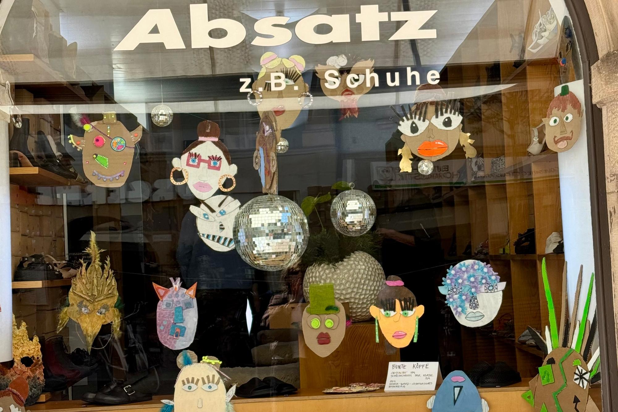 Schaufenster mit Köpfchen