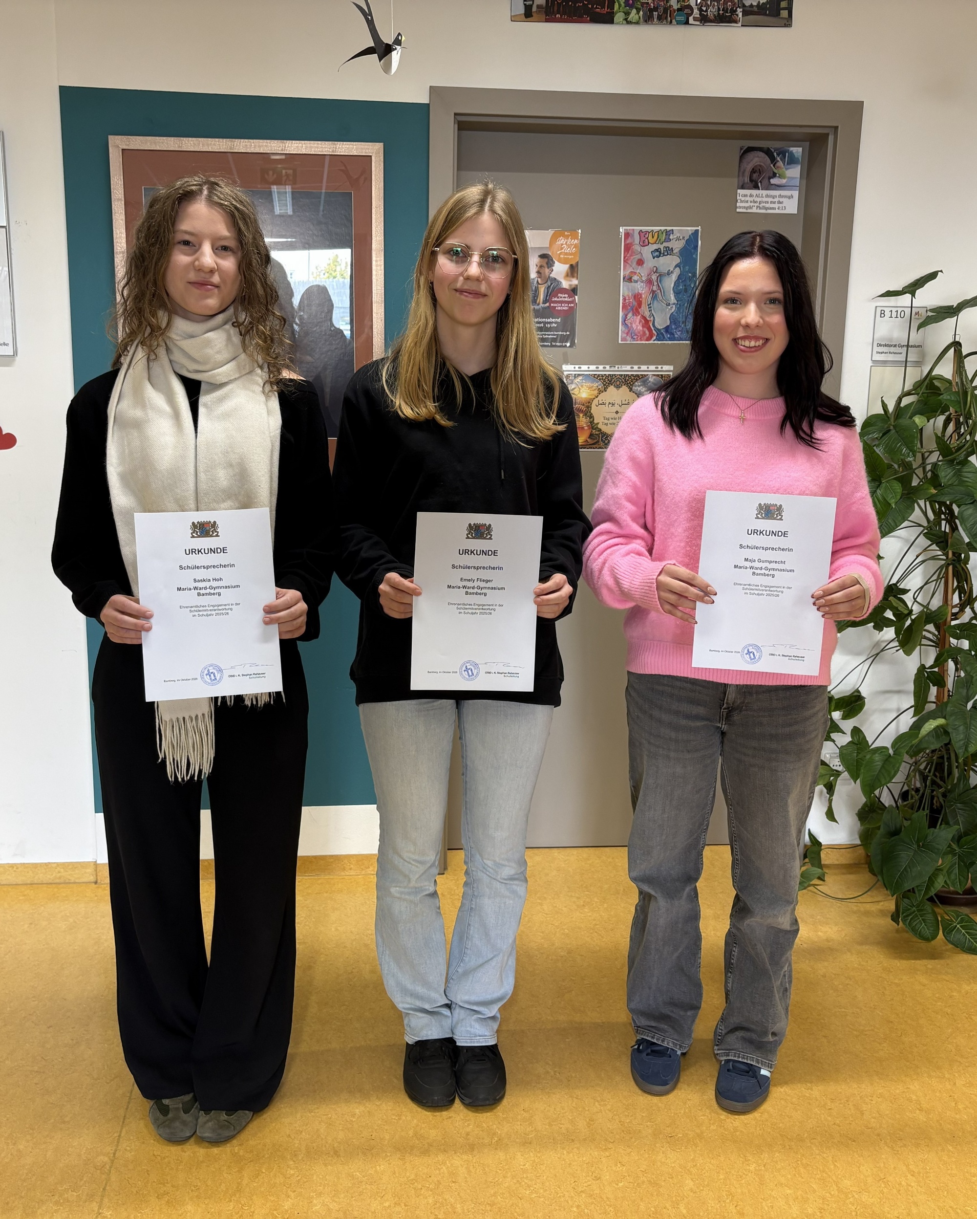 Die Schülersprecherinnen des Schuljahres 2025/26, von links nach rechts: Saskia, Emely und Maja.