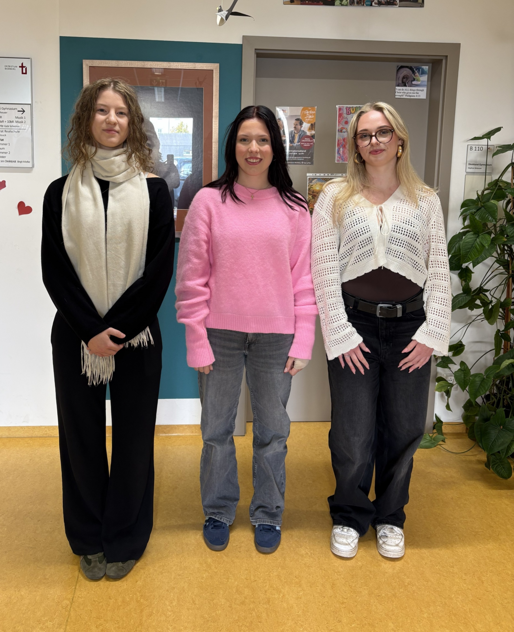 Die Schülersprecherinnen des Schuljahres 2026/27, von links nach rechts: Saskia, Maja und Sally.