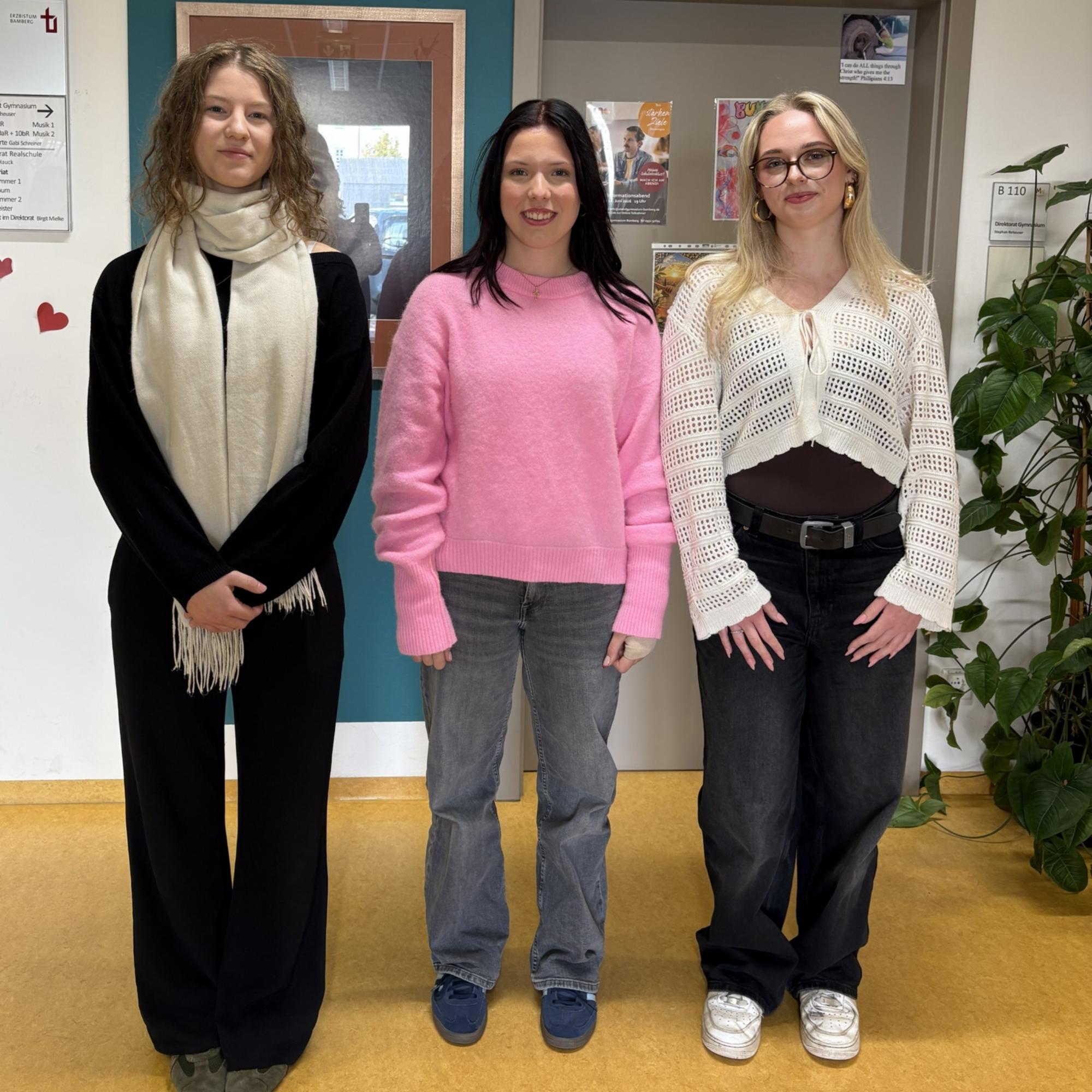 Die Schülersprecherinnen des Schuljahres 2026/27, von links nach rechts: Saskia, Maja und Sally.