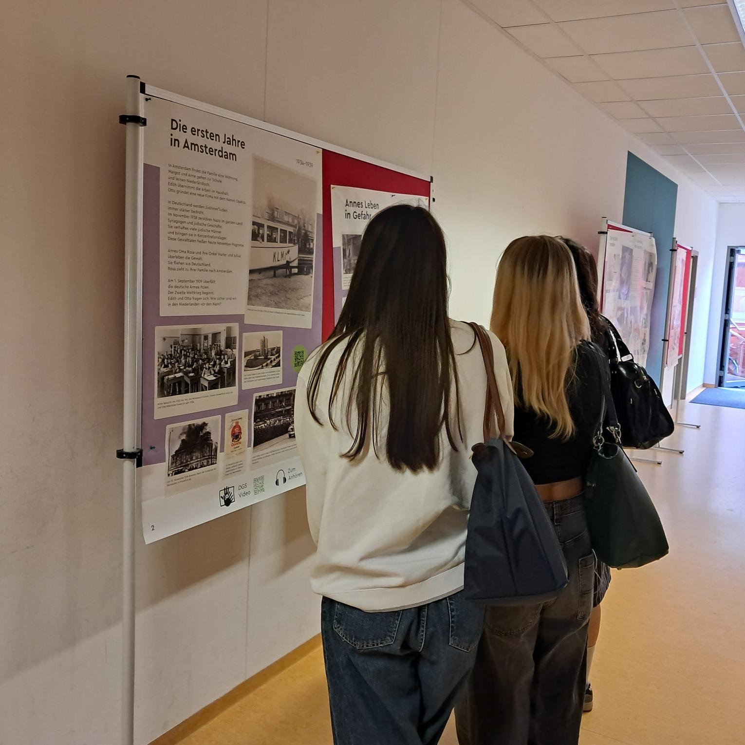 Plakatausstellung zum Anne Frank Tag