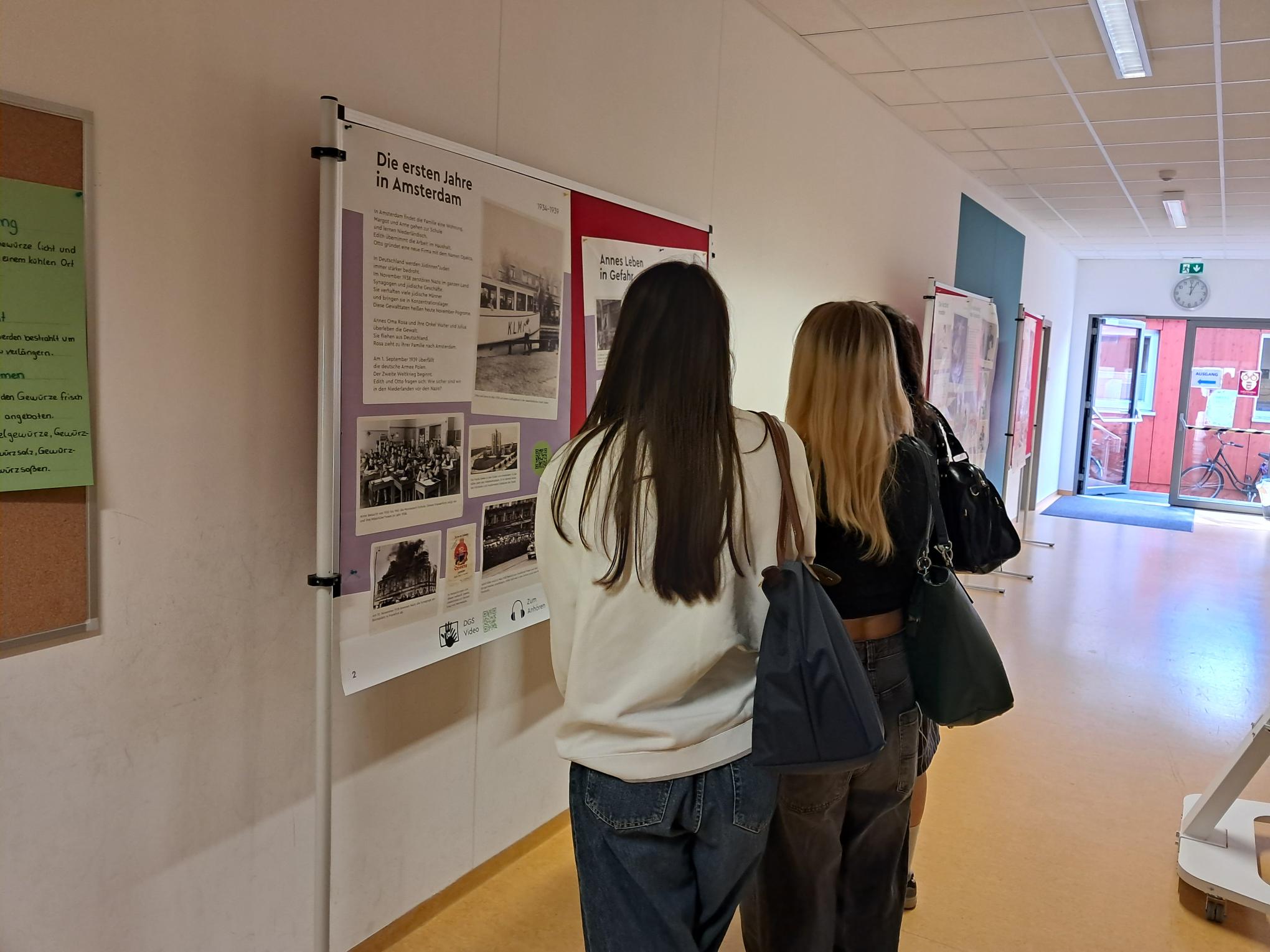 Plakatausstellung zum Anne Frank Tag